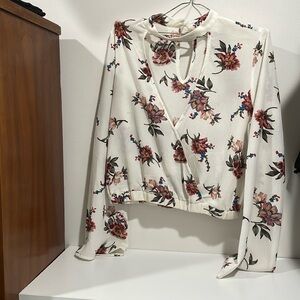 Intu Size M V-Neck Floral Top